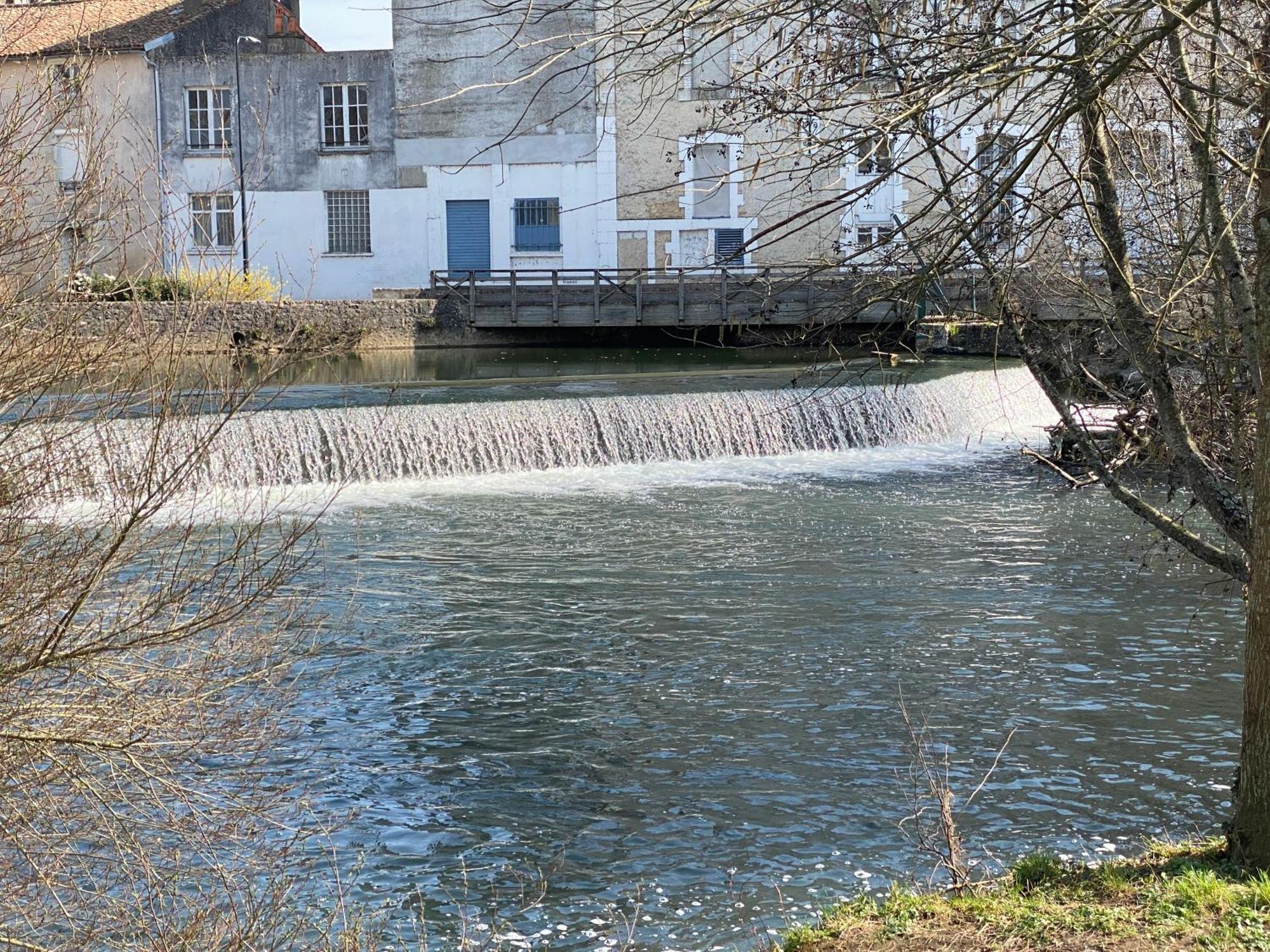 Logis Hotel Le Saint Georges Vivonne Eksteriør bilde