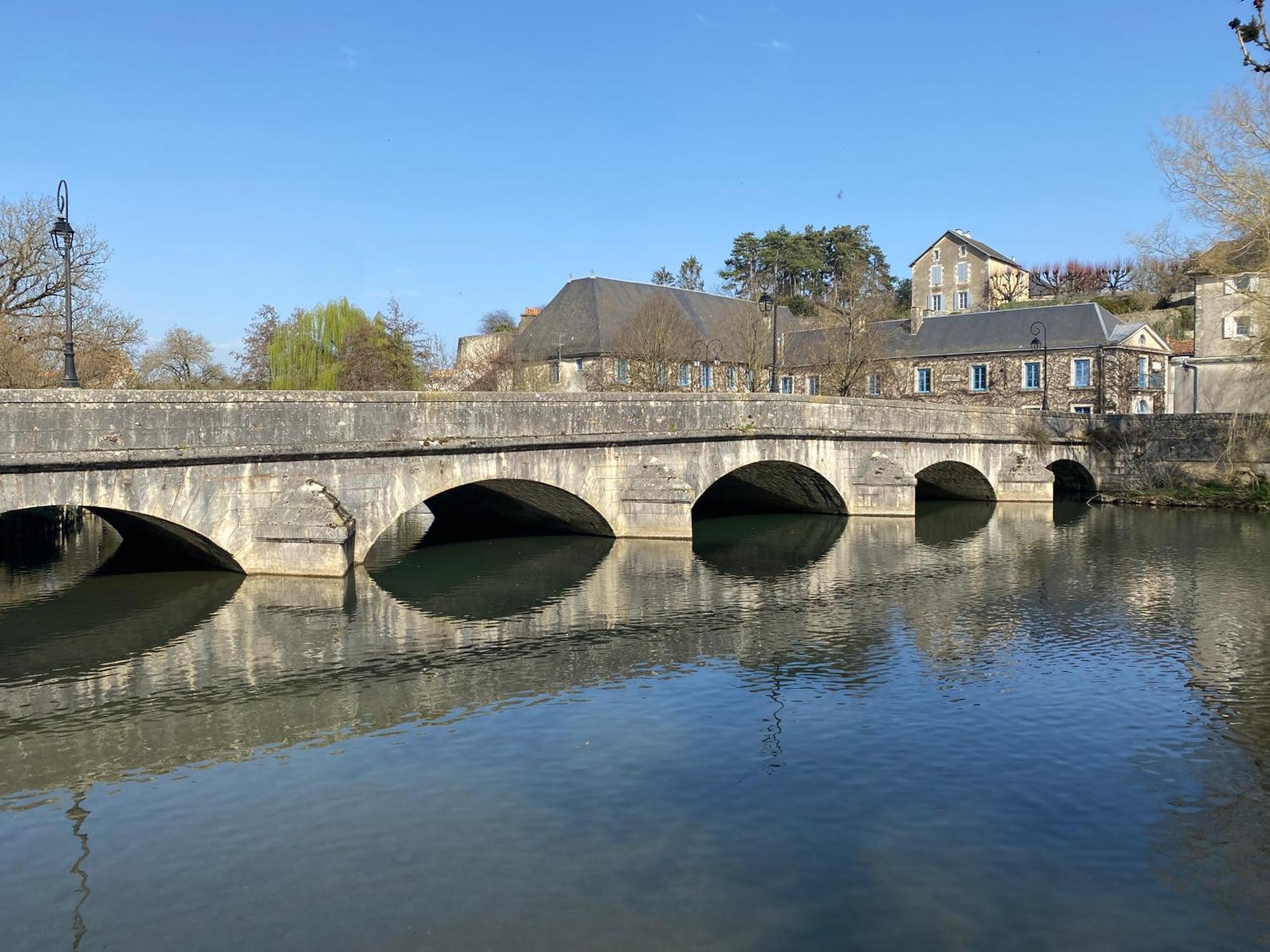 Logis Hotel Le Saint Georges Vivonne Eksteriør bilde