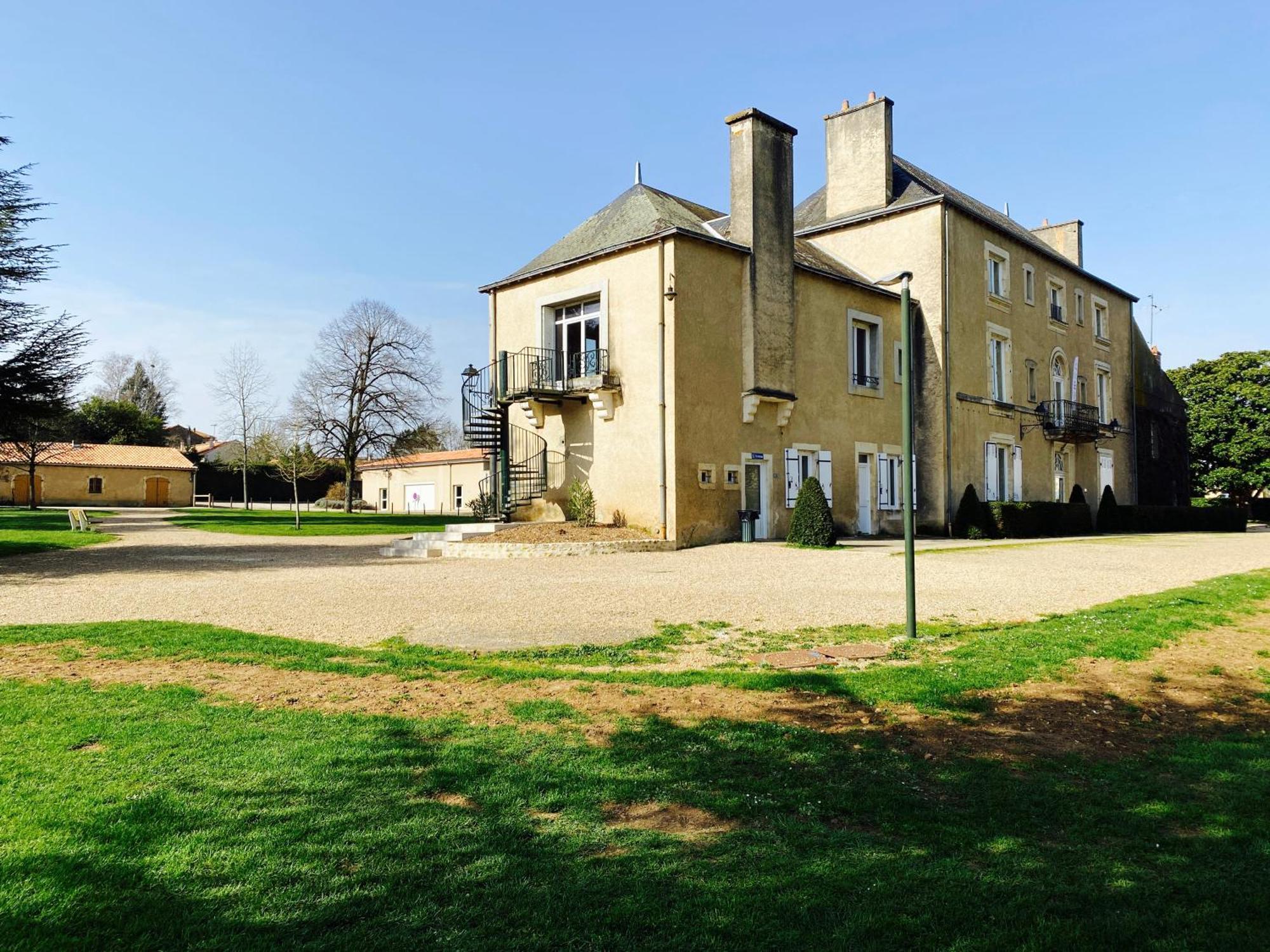 Logis Hotel Le Saint Georges Vivonne Eksteriør bilde
