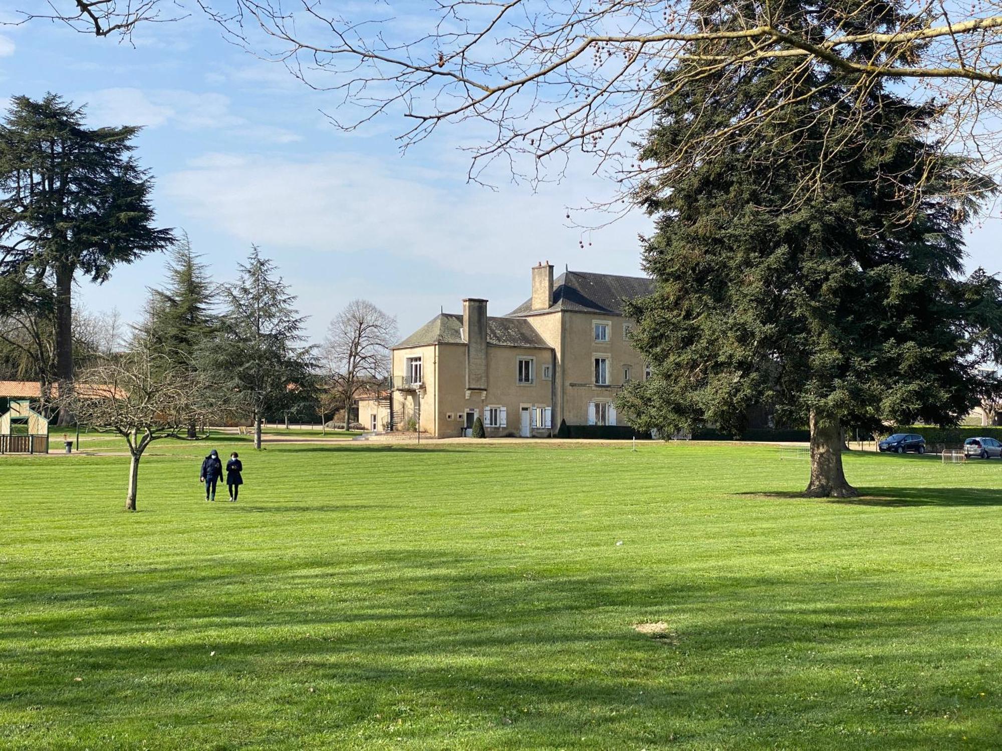 Logis Hotel Le Saint Georges Vivonne Eksteriør bilde