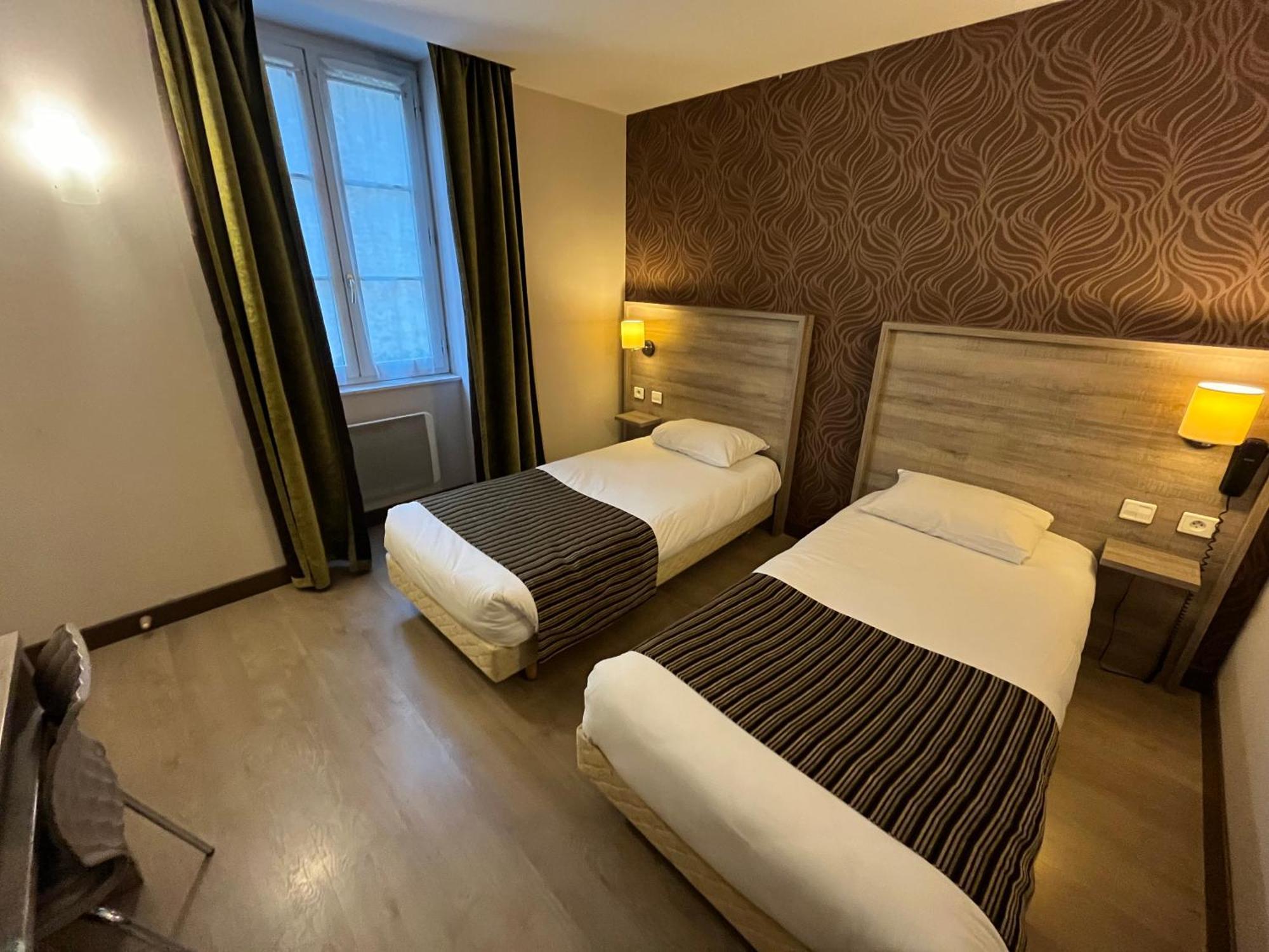 Logis Hotel Le Saint Georges Vivonne Eksteriør bilde