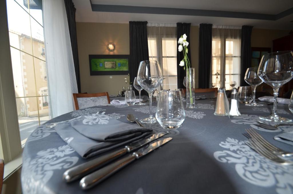 Logis Hotel Le Saint Georges Vivonne Eksteriør bilde